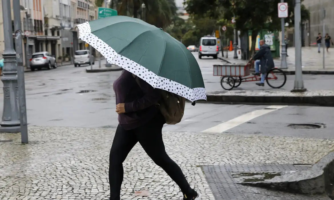 Frente fria deve trazer chuva e baixar as temperaturas no Centro-Sul